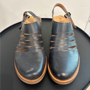 El Naturalista Women's Black Leather Slingback Shoes